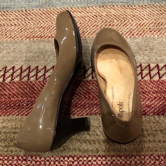 Soft spot patent leather heels in taupe size 8 - Picture 3 of 7